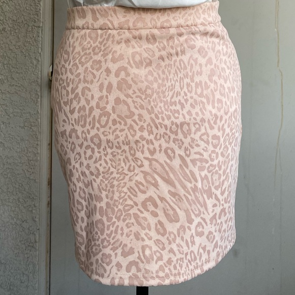 Leopard print! 🩷 Mini Skirt - Picture 4 of 4